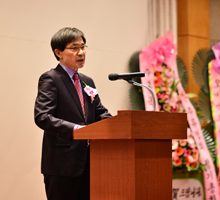 정장을 입고 악수를 하고 있는 두 손